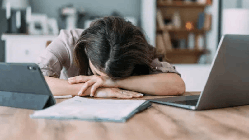 Why Students Procrastinate While Studying (1) Academic procrastination example showing a student avoiding study tasks due to distractions and lack of focus